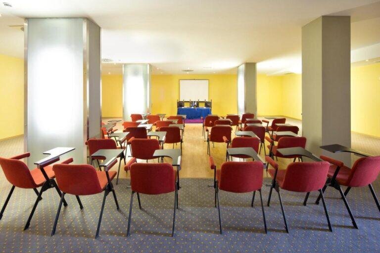 meeting-768x512