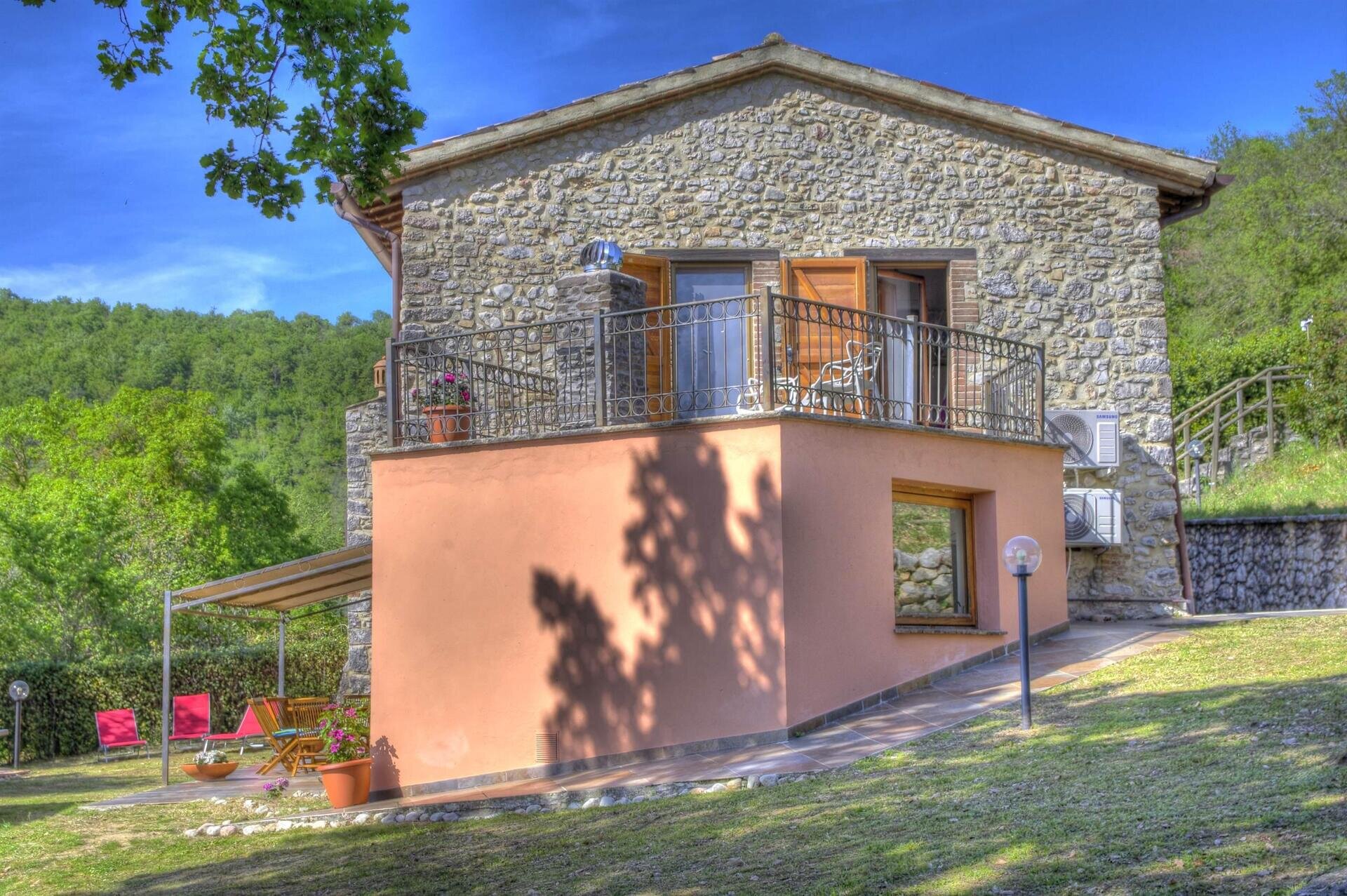 Vista della casa dal parcheggio